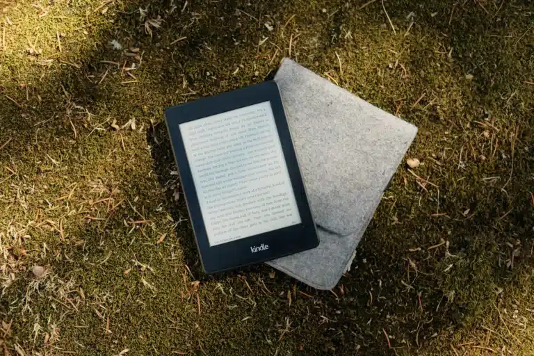 12 Advantages and Disadvantages of Reading Through Kindle